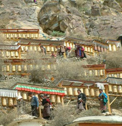 Prayer wheels at all levels - Tashilunpo Monastery